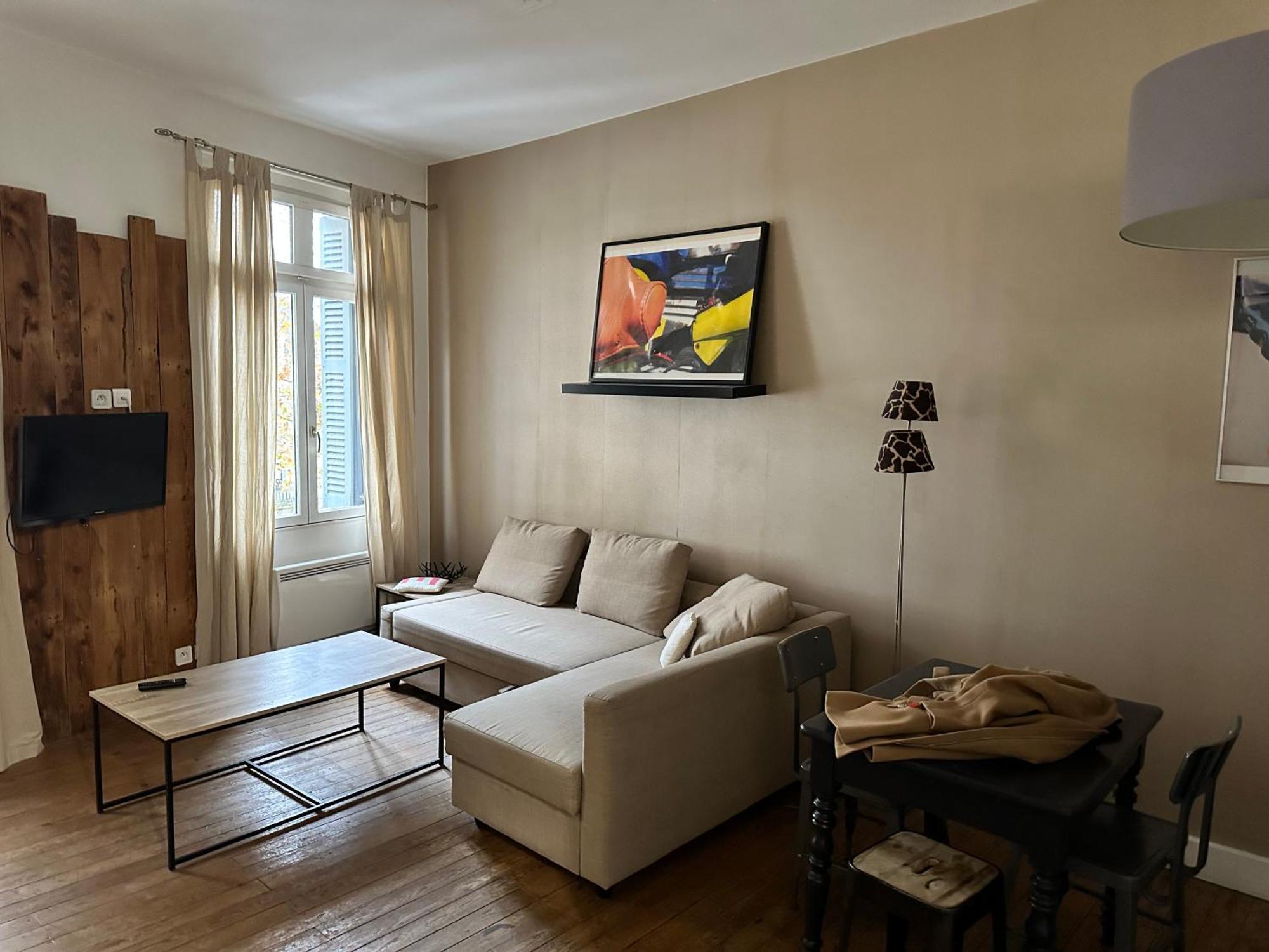 Standing Apartment T2 Near The Train Station And Tours Exterior photo
